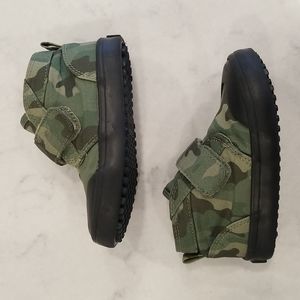 Old Navy High-Top Tennis Shoes Camo Size: 5T